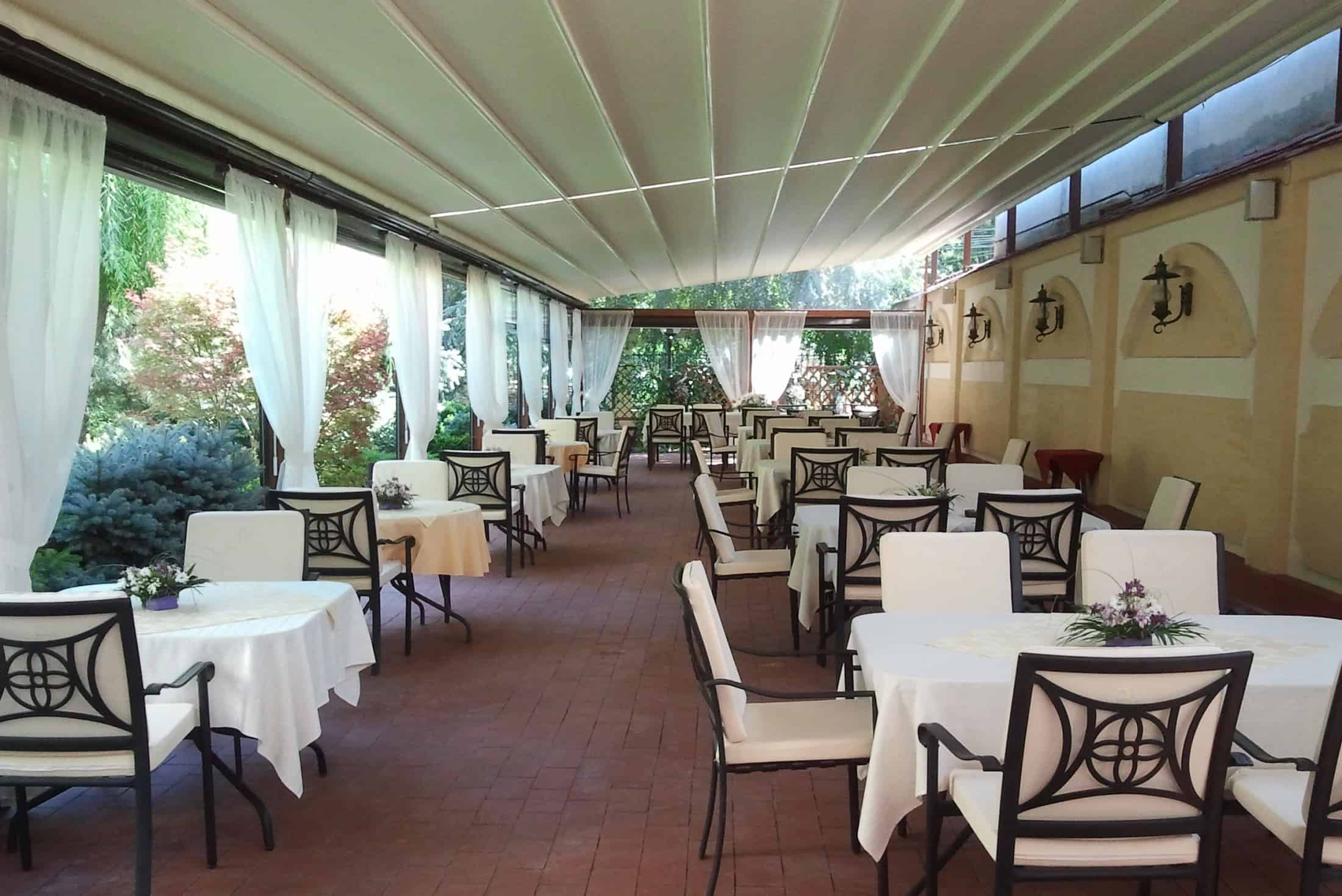 pergole retractabile pentru terasa si gradina made in Italy Restaurant Golden House Craiova